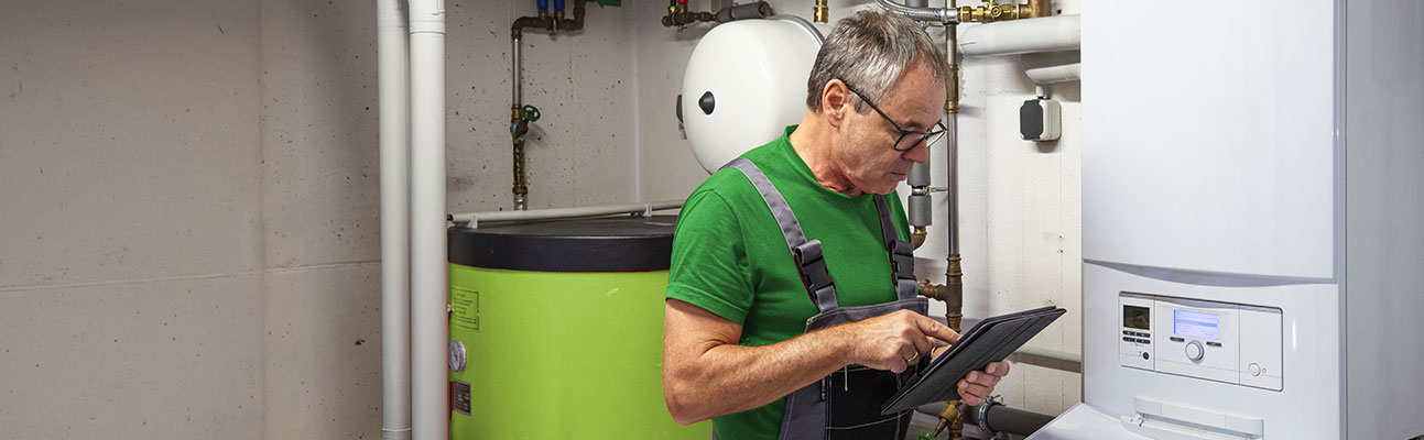 Schmuckbild - Installateur an Gasheizung