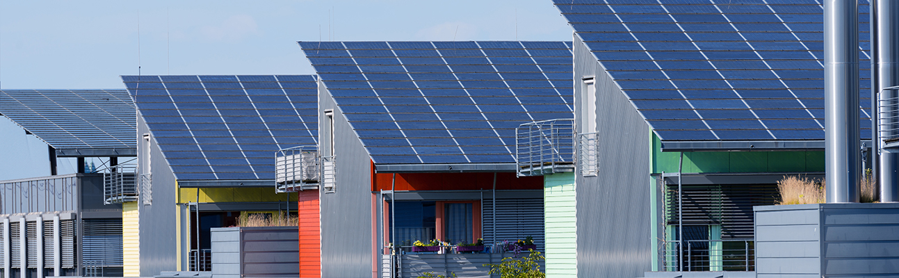 Schmuckbild - Mehrfamilienhäuser mit Solaranlagen auf dem Dach