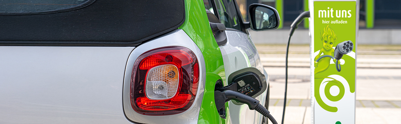 Schmuckbild - Auto an E-Ladesäule der Stadtwerke Hamm