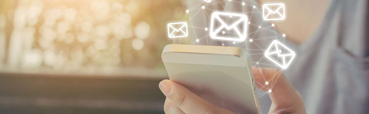 Schmuckbild - Smartphone mit E-Mails