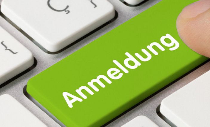 Tastatur mit grüner Taste, auf der das Wort Anmeldung steht